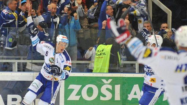 Brněnský útočník Tomáš Vondráček oslavuje svůj gól proti Spartě. Brněnský útočník Tomáš Vondráček oslavuje svůj gól proti Spartě.