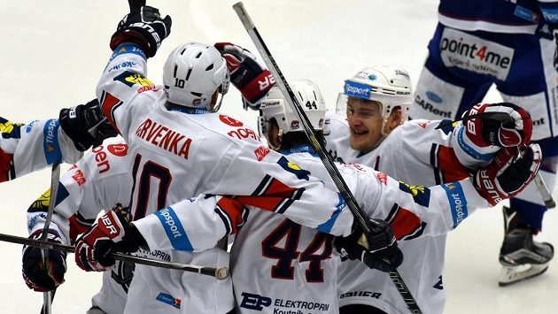 Chomutovský obránce Brett Skinner (č. 44) slaví se spoluhráči gól proti Brnu v úvodním zápase předkola play off extraligy. Chomutovský obránce Brett Skinner (č. 44) slaví se spoluhráči gól proti Brnu v úvodním zápase předkola play off extraligy.