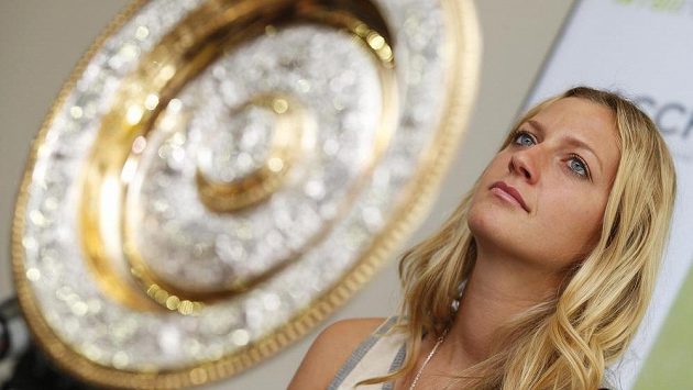 Petra Kvitová s talířem pro šampiónku Wimbledonu. Petra Kvitová s talířem pro šampiónku Wimbledonu.
