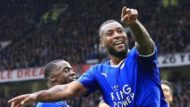Fotbalisté Leicesteru se radují z branky Wese Morgana v zápase anglické Premier League proti Manchesteru United. Fotbalisté Leicesteru se radují z branky Wese Morgana v zápase anglické Premier League proti Manchesteru United.