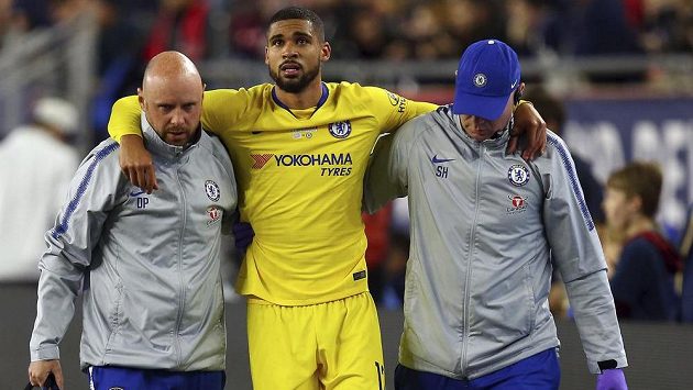 Zraněný Ruben Loftus-Cheek opouští hřiště za doprovodu lékaře a kustoda Chelsea. Zraněný Ruben Loftus-Cheek opouští hřiště za doprovodu lékaře a kustoda Chelsea.