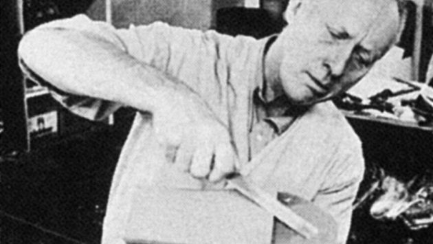 Takhle nějak vznikaly první boty pod značkou Nike. (na historickém snímku Bill Bowerman) Takhle nějak vznikaly první boty pod značkou Nike. (na historickém snímku Bill Bowerman)