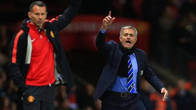 Manažer Chelsea José Mourinho (vpravo) gestikuluje po vyloučení obránce Ivanoviče v nedělním šlágru 9. kola Premier League na Old Trafford. Manažer Chelsea José Mourinho (vpravo) gestikuluje po vyloučení obránce Ivanoviče v nedělním šlágru 9. kola Premier League na Old Trafford.