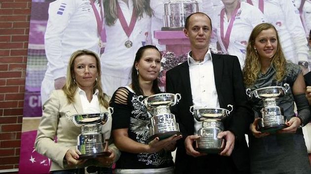Květa Peschkeová (vlevo) na archivním snímku s fedcupovým týmem. Květa Peschkeová (vlevo) na archivním snímku s fedcupovým týmem.