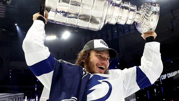Ruský hokejový obránce Michail Sergačov podepsal jako chráněný volný hráč nový tříletý kontrakt s letošním vítězem Stanleyova poháru Tampou Bay na 14,4 milionu dolarů. Ruský hokejový obránce Michail Sergačov podepsal jako chráněný volný hráč nový tříletý kontrakt s letošním vítězem Stanleyova poháru Tampou Bay na 14,4 milionu dolarů.