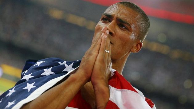 Američan Ashton Eaton vytvořil na MS v Pekingu nový světový rekord v desetiboji. Američan Ashton Eaton vytvořil na MS v Pekingu nový světový rekord v desetiboji.