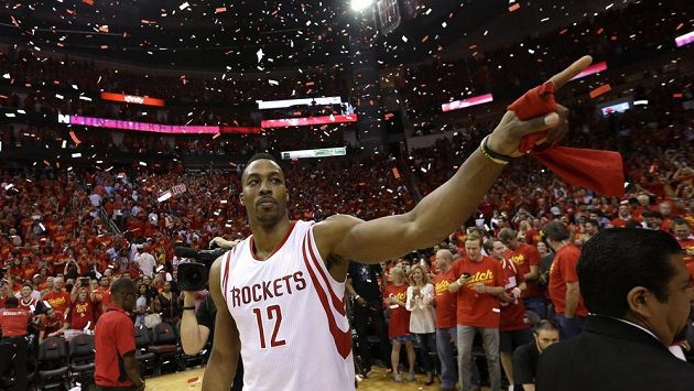 Houstonský Dwight Howard (12) po úspěšném ukončení série s Los Angeles Clippers. Houstonský Dwight Howard (12) po úspěšném ukončení série s Los Angeles Clippers.