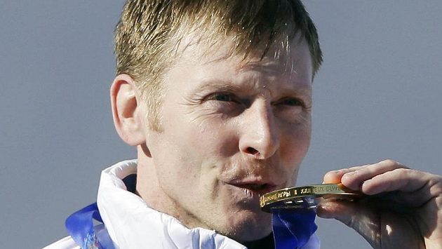 Ruský bobista Alexandr Zubkov se zlatou medailí, kterou podle již dřívějšího verdiktu MOV musí vrátit. Ruský bobista Alexandr Zubkov se zlatou medailí, kterou podle již dřívějšího verdiktu MOV musí vrátit.