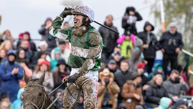 Vítězný pár 127. ročníku Velké pardubické: žokej Jan Kratochvíl a osmiletý hnědák No Time To Lose. Vítězný pár 127. ročníku Velké pardubické: žokej Jan Kratochvíl a osmiletý hnědák No Time To Lose.