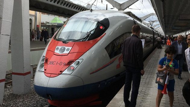 Sokol stěhovavý, jak pokřtili Rusové svůj rychlovlak Sapsan, ujede 634 kilometrů mezi Moskvou a Petrohradem za necelé čtyři hodiny. A s veškerým komfortem na palubě. Sokol stěhovavý, jak pokřtili Rusové svůj rychlovlak Sapsan, ujede 634 kilometrů mezi Moskvou a Petrohradem za necelé čtyři hodiny. A s veškerým komfortem na palubě.