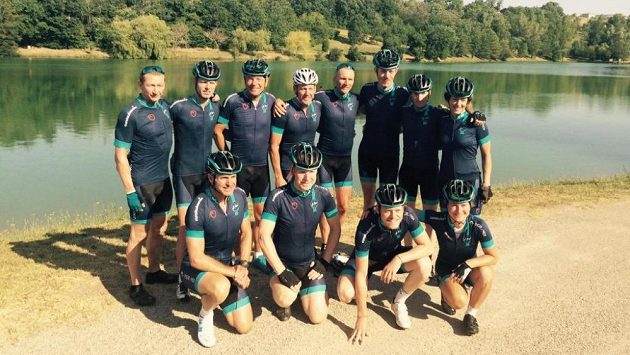 Lance Armstrong (stojící v bílé přilbě) ve skupině cyklistů, s nimiž jede na trati Tour de France pro charitativní projekt Geoffa Thomase. Lance Armstrong (stojící v bílé přilbě) ve skupině cyklistů, s nimiž jede na trati Tour de France pro charitativní projekt Geoffa Thomase.