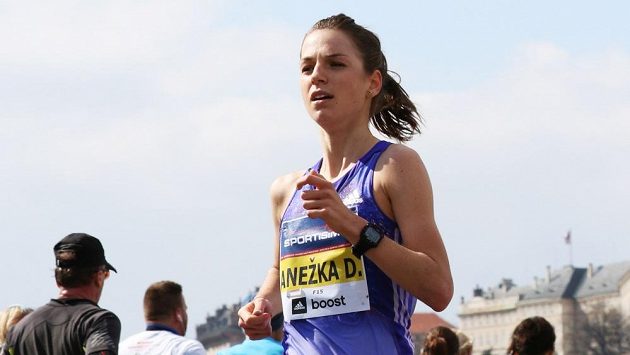 Anežka Drahotová na trati Pražského půlmaratónu. Anežka Drahotová na trati Pražského půlmaratónu.