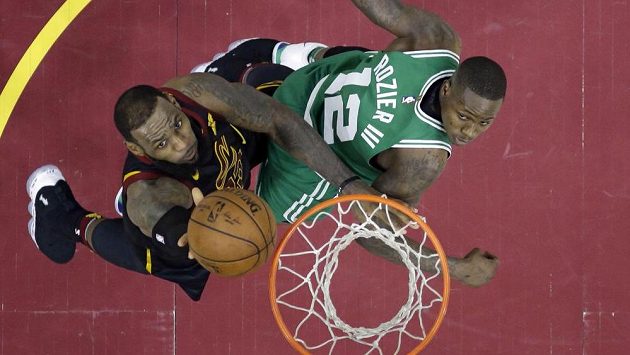 LeBron James (vlevo) z Clevelandu dává koš v třetím zápase finále Východní konference proti Bostonu. LeBron James (vlevo) z Clevelandu dává koš v třetím zápase finále Východní konference proti Bostonu.