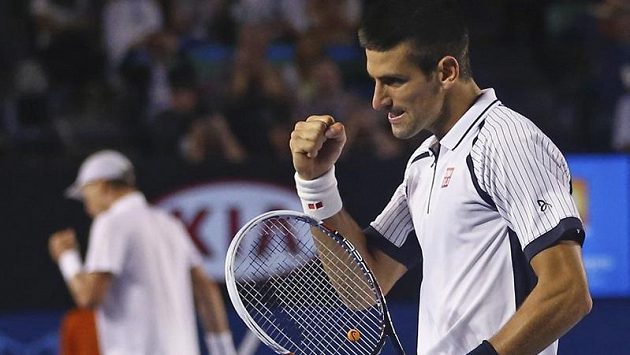 Vítězné gesto Novaka Djokoviče. V pozadí český tenista Tomáš Berdych. Vítězné gesto Novaka Djokoviče. V pozadí český tenista Tomáš Berdych.
