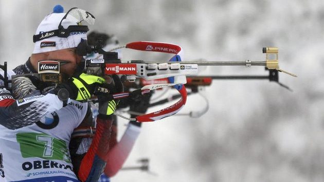 Michal Krčmář při střelbě vstoje během štafety v Oberhofu. Michal Krčmář při střelbě vstoje během štafety v Oberhofu.