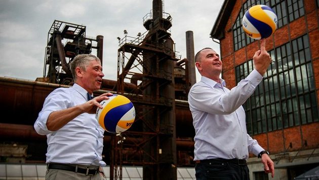 Bývalý reprezentant v plážovém volejbalu Petr Beneš (vpravo) i hejtman Moravskoslezského kraje Ivo Vondrák nebudou v červnu pod vysokými pecemi chybět. Bývalý reprezentant v plážovém volejbalu Petr Beneš (vpravo) i hejtman Moravskoslezského kraje Ivo Vondrák nebudou v červnu pod vysokými pecemi chybět.