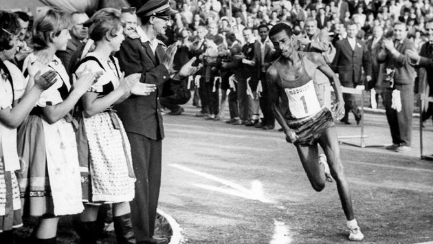 Legendární Abebe Bikila při košickém maratónu v roce 1961. Legendární Abebe Bikila při košickém maratónu v roce 1961.