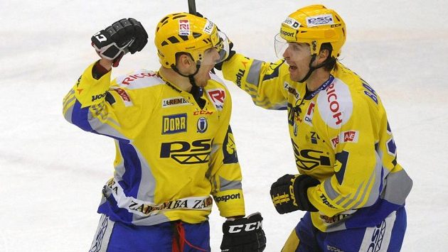 Bedřich Köhler (vlevo) a Jaroslav Balaštík ze Zlína se radují po třetím gólu v nedělním utkání s Třincem. Bedřich Köhler (vlevo) a Jaroslav Balaštík ze Zlína se radují po třetím gólu v nedělním utkání s Třincem.