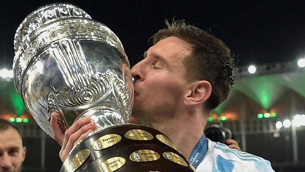 Argentinský útočník Lionel Messi po vyhraném finále s Brazílií na mistrovství světa Jižní Ameriky. Argentinský útočník Lionel Messi po vyhraném finále s Brazílií na mistrovství světa Jižní Ameriky.