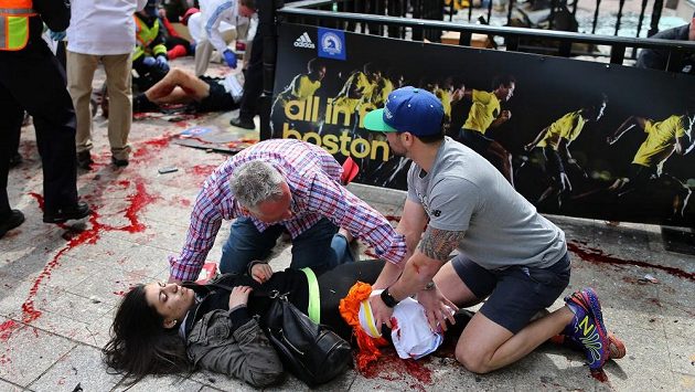 Krvácejícím pomáhali v Bostonu i lidé z řad diváků. Krvácejícím pomáhali v Bostonu i lidé z řad diváků.
