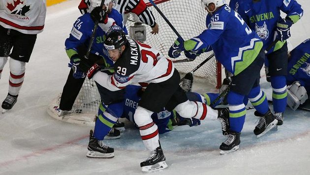 Nate MacKinnon byl nejlepším střelcem Kanady v duelu se Slovinskem. Nate MacKinnon byl nejlepším střelcem Kanady v duelu se Slovinskem.