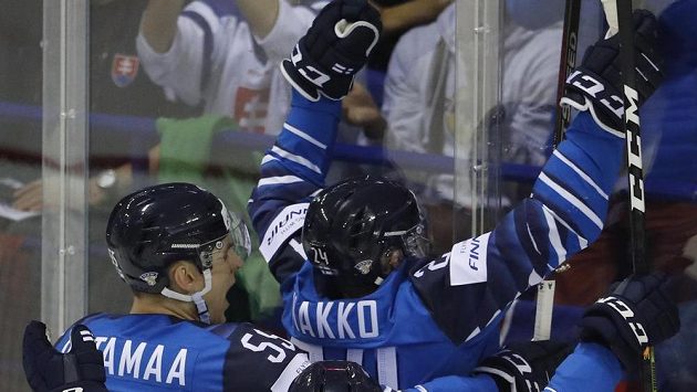 Finská radost. Hokejisté Suomi slaví gól, který vstřelil do kanadské sítě Kaapo Kakko na mistrovství světa. Finská radost. Hokejisté Suomi slaví gól, který vstřelil do kanadské sítě Kaapo Kakko na mistrovství světa.