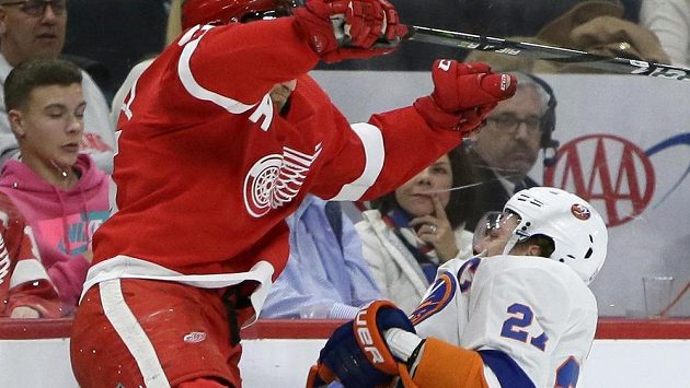 Zadák Detroitu Niklas Kronwall sráží na led útočníka New Yorku Islanders Anderse Leeho. Zadák Detroitu Niklas Kronwall sráží na led útočníka New Yorku Islanders Anderse Leeho.