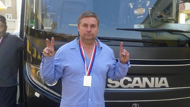 Řidič litvínovského autobusu Ladislav Rameš s medailí pro mistra extraligy. Řidič litvínovského autobusu Ladislav Rameš s medailí pro mistra extraligy.