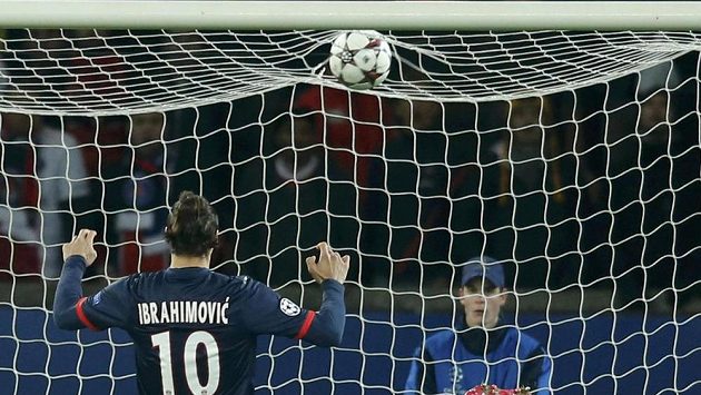 Proti střele Zlatana Ibrahimovice byl brankář Olympiakosu Roberto bezmocný. Proti střele Zlatana Ibrahimovice byl brankář Olympiakosu Roberto bezmocný.