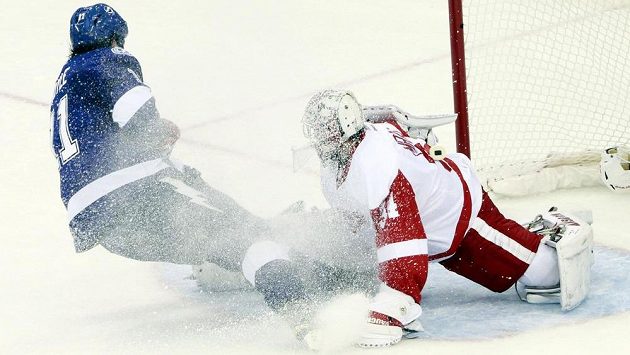 Útočník Tampy Bay Brian Boyle překonal Petra Mrázka, k vítězství to ale nestačilo. Útočník Tampy Bay Brian Boyle překonal Petra Mrázka, k vítězství to ale nestačilo.