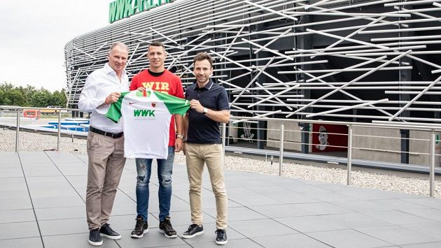 Marek Suchý si za asistentce sportovního ředitele Augsburgu Stefana Reutera a Viktora Koláře z agentury Sport Invest před pár týdny po přestupu zapózoval na stadionu. Ilustrační foto. Marek Suchý si za asistentce sportovního ředitele Augsburgu Stefana Reutera a Viktora Koláře z agentury Sport Invest před pár týdny po přestupu zapózoval na stadionu. Ilustrační foto.