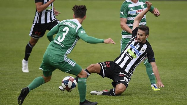 Till Schumacher a Kamil Vacek, oba z Bohemians, a Patrik Brandner z Dynama během utkání nejvyšší soutěže. Till Schumacher a Kamil Vacek, oba z Bohemians, a Patrik Brandner z Dynama během utkání nejvyšší soutěže.