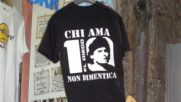 Maradonova podobizna je na řadě triček. Maradonova podobizna je na řadě triček.