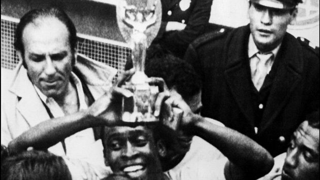 Zlatá niké už s novým podstavcem, který třímal v roce 1970 na MS v Mexiku slavný Brazilec Pelé. Zlatá niké už s novým podstavcem, který třímal v roce 1970 na MS v Mexiku slavný Brazilec Pelé.
