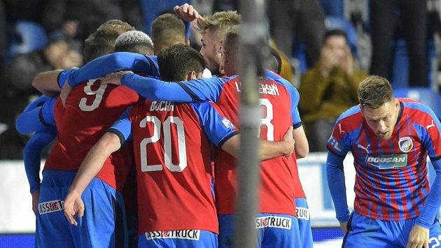 Fotbalisté Plzně se radují z gólu. Fotbalisté Plzně se radují z gólu.