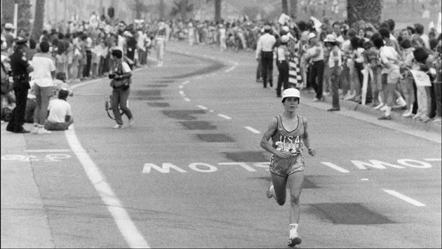Joan Benoit si dobíhá pro historicky první olympijské maratonské zlato v kategorii žen. Joan Benoit si dobíhá pro historicky první olympijské maratonské zlato v kategorii žen.