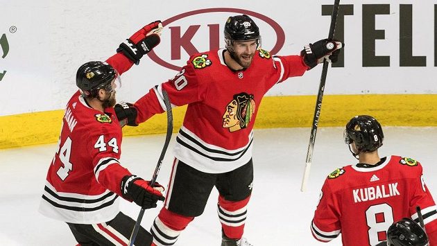 Kubalík (vpravo dole) gólem na 3:2 zařídil výhru Blackhawks nad Edmontonem v zápase, i celé sérii Kubalík (vpravo dole) gólem na 3:2 zařídil výhru Blackhawks nad Edmontonem v zápase, i celé sérii