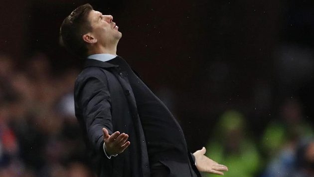 Trenér Steven Gerrard v utkání Evropské ligy proti Lyonu. Trenér Steven Gerrard v utkání Evropské ligy proti Lyonu.