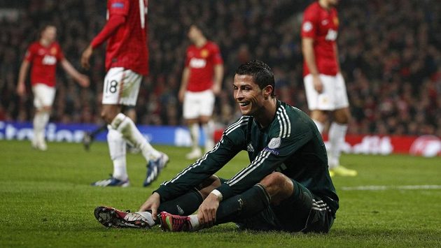 Cristiano Ronaldo se usmívá během zápasu Realu Madrid a domácícho Manchesteru United. Cristiano Ronaldo se usmívá během zápasu Realu Madrid a domácícho Manchesteru United.