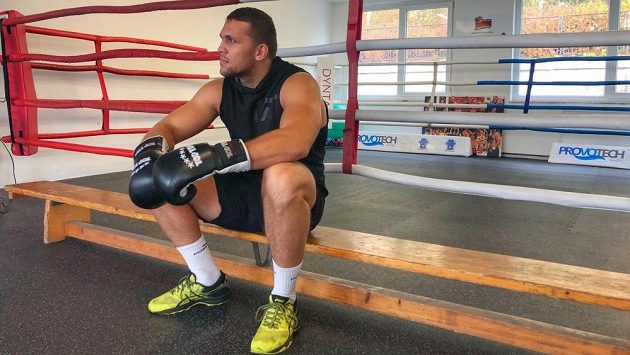 Boxer Tomáš Šálek trénuje, ale je na pozoru. Boxer Tomáš Šálek trénuje, ale je na pozoru.
