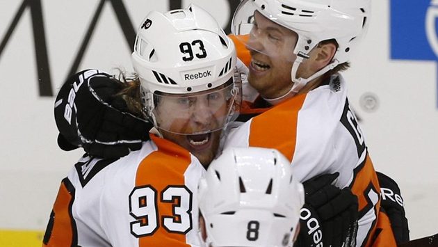 Jakub Voráček (vlevo), autor hattricku Philadelphie v duelu proti Pittsburghu, se raduje z gólu se spoluhráči Nicklasem Grossmannem (uprostřed) a Claudem Girouxem. Jakub Voráček (vlevo), autor hattricku Philadelphie v duelu proti Pittsburghu, se raduje z gólu se spoluhráči Nicklasem Grossmannem (uprostřed) a Claudem Girouxem.