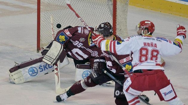 Třinecký Erik Hrňa střílí v šestém semifinále gól brankáři Filipovi Novotnému, sparťanský obránce Jan Piskáček už pohromě nezabránil. Třinecký Erik Hrňa střílí v šestém semifinále gól brankáři Filipovi Novotnému, sparťanský obránce Jan Piskáček už pohromě nezabránil.