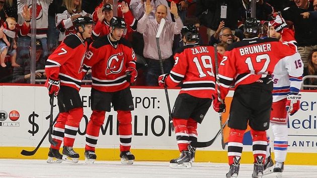 Jaromír Jágr (druhý zleva) protrhl střeleckou smůlu a v duelu proti NY Rangers dal svůj první gól v letošní sezóně NHL. Jaromír Jágr (druhý zleva) protrhl střeleckou smůlu a v duelu proti NY Rangers dal svůj první gól v letošní sezóně NHL.