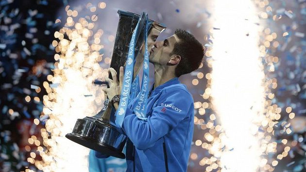 Novak Djokovič s trofejí pro vítěze Turnaje mistrů. Novak Djokovič s trofejí pro vítěze Turnaje mistrů.