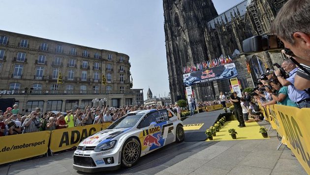 Sebastien Ogier při startu Německé rallye. Sebastien Ogier při startu Německé rallye.