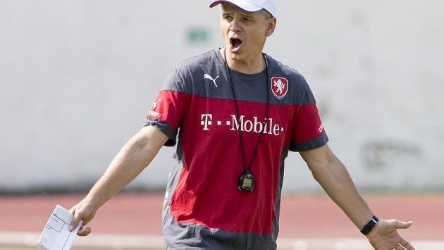 Vítězslav Lavička, trenér fotbalové reprezentace do jednadvaceti let. Vítězslav Lavička, trenér fotbalové reprezentace do jednadvaceti let.