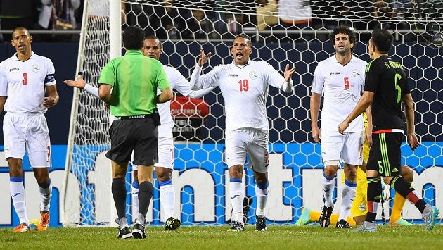 Fotbalisté Kuby během zápasu s Mexikem na Zlatém poháru v USA. Fotbalisté Kuby během zápasu s Mexikem na Zlatém poháru v USA.