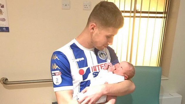 Ryan Colclough s narozeným synem. Ryan Colclough s narozeným synem.