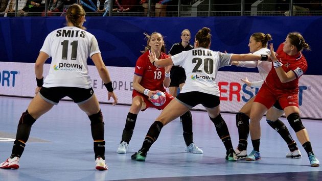 České házenkářky v klíčovém utkání na ME prohrály s Německem a šampionát pro ně skončil už po základní skupině. České házenkářky v klíčovém utkání na ME prohrály s Německem a šampionát pro ně skončil už po základní skupině.