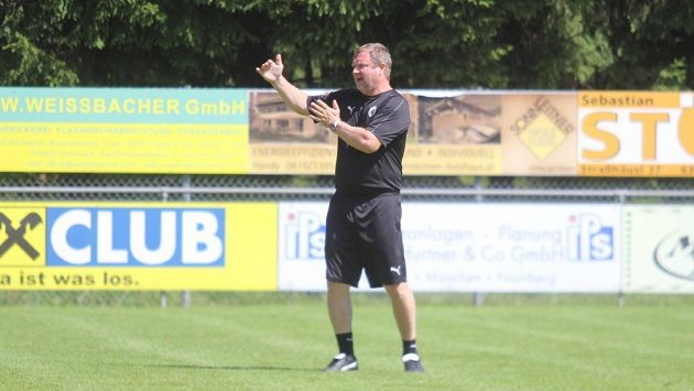 Trenér Pavel Vrba na soustředění týmu v rakouském Westendorfu. Trenér Pavel Vrba na soustředění týmu v rakouském Westendorfu.